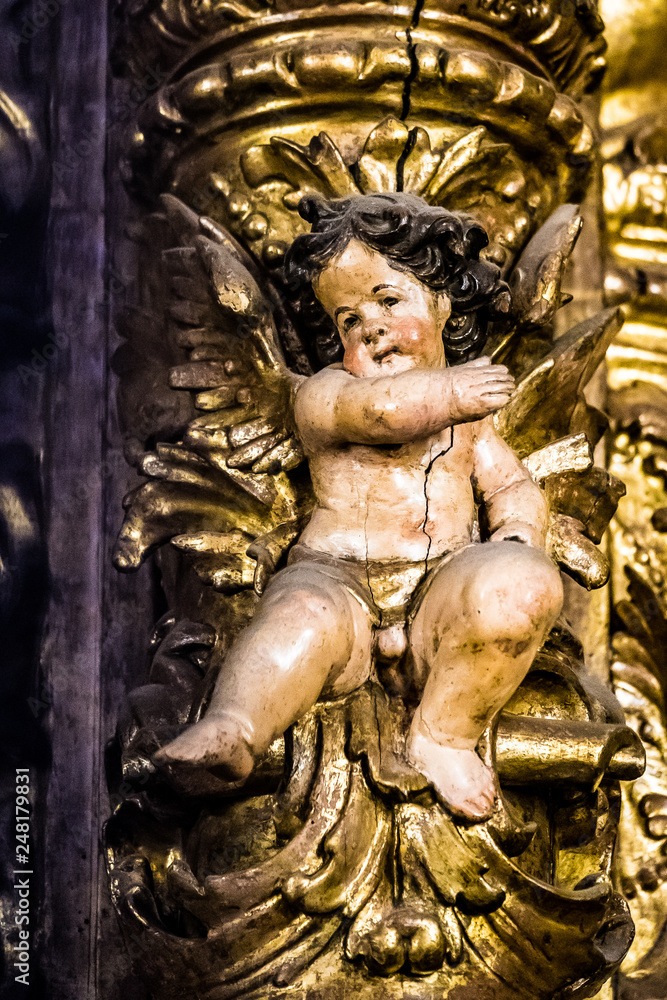 Chérubin sculpté, détail intérieur de la cathédrale Sainte Eulalie de Barcelone
