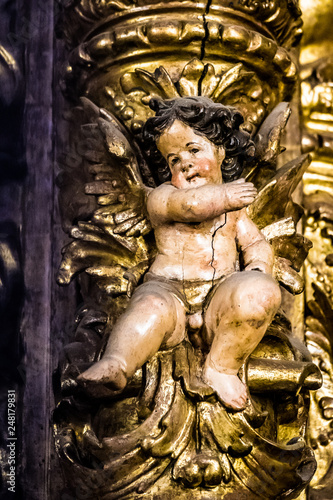 Chérubin sculpté, détail intérieur de la cathédrale Sainte Eulalie de Barcelone © PicsArt