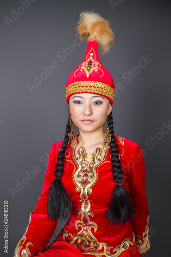 Beautiful kazakh woman in national costume– stock image photo