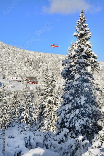 Fototapeta Naklejka Na Ścianę i Meble -  Helikopter nad górami, Tatry Polska