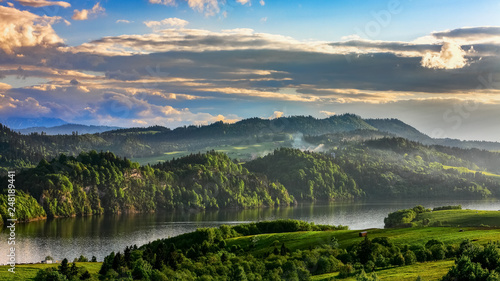 Fototapeta Naklejka Na Ścianę i Meble -  water reservoir on the Dunajec River, in the Nowotarska Basin, between Pieniny and Gorce