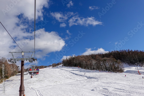 白樺高原国際スキー場　リフトからみるゲレンデ © 早川 義昭