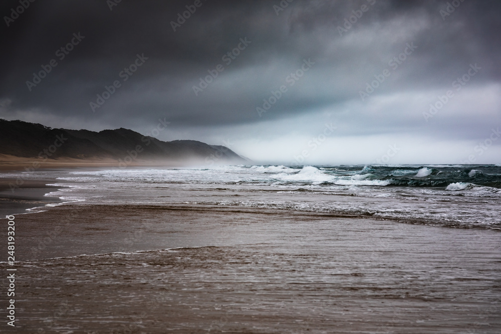 Strand von St. Lucia in Südafrika an einem stürmischen Tag