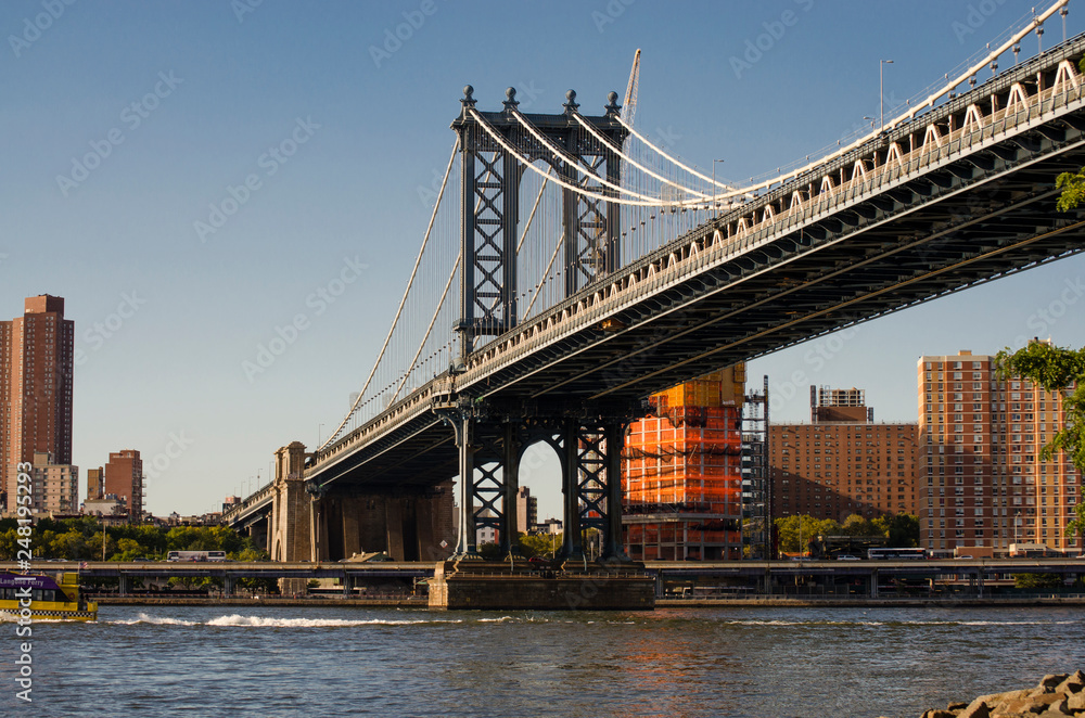 Obraz premium Manhattan Bridge through the eyes of Brooklyn