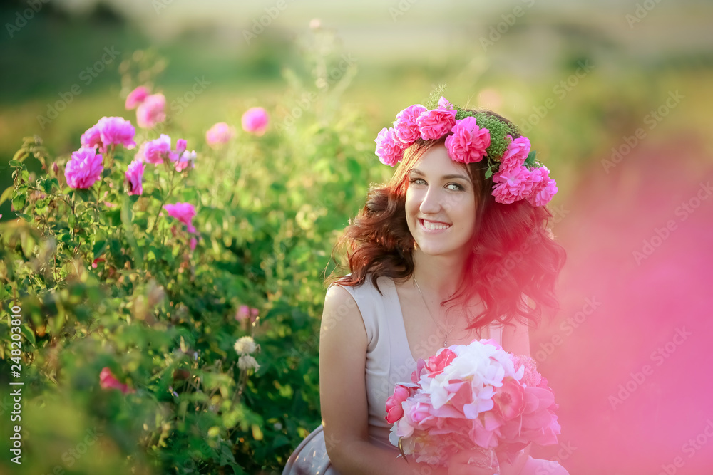 Obraz premium Bride with a bouquet in hand on a field looking at the sunset.