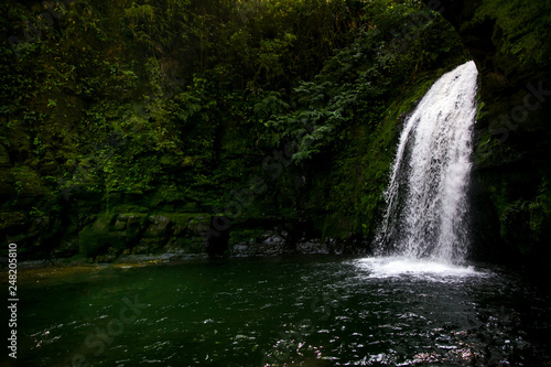Cachoeira no meio da floresta  com press  o de   gua bem branca e pura