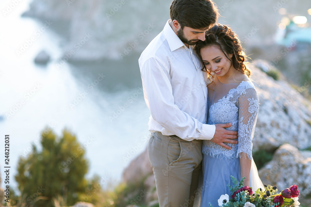 Naklejka premium Couple in love kissing and hugging background of beautiful landscape.