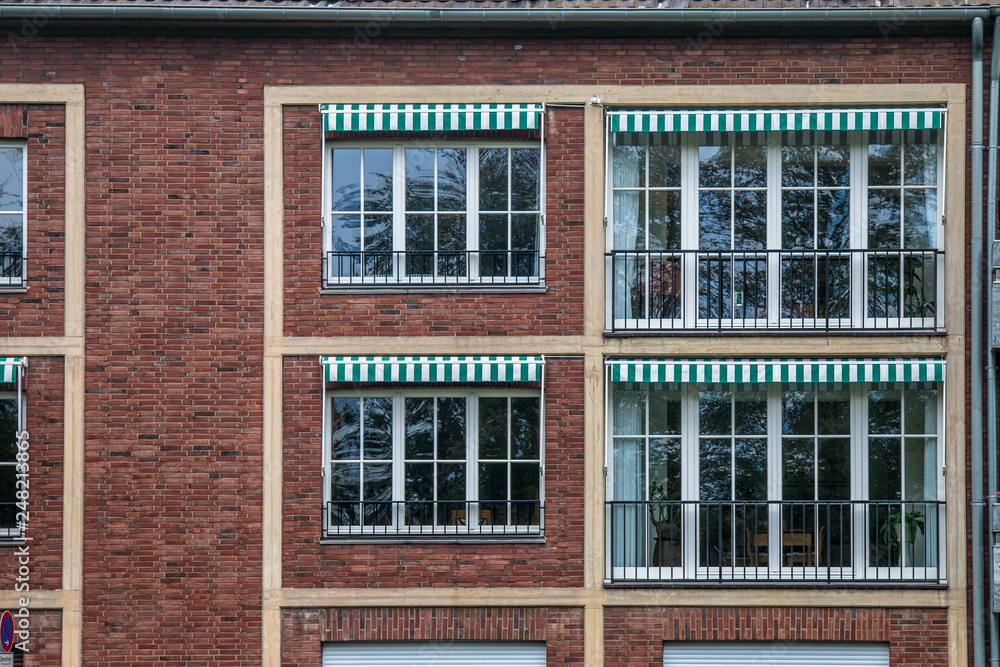 Obraz premium Windows and brick wall