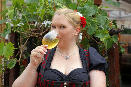 Frau mit traditionellem Trachtenkleid auf einem Weinfest
