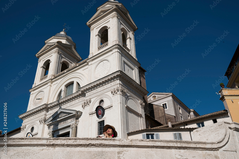 Femme devant église Rome