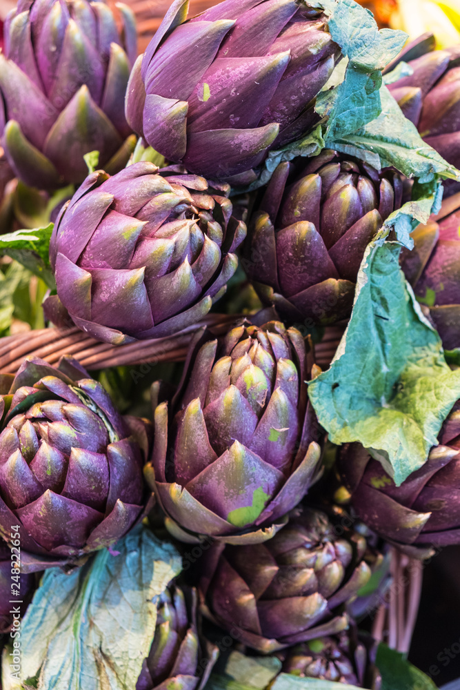 Obraz premium Fresh artichokes at the market