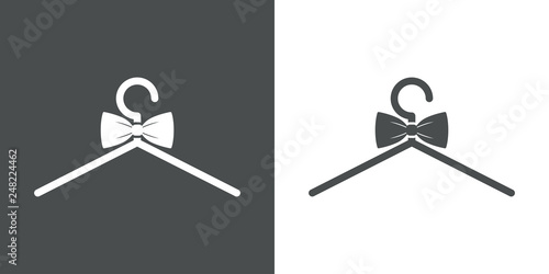Icono plano con corbata de lazo en percha en gris y blanco