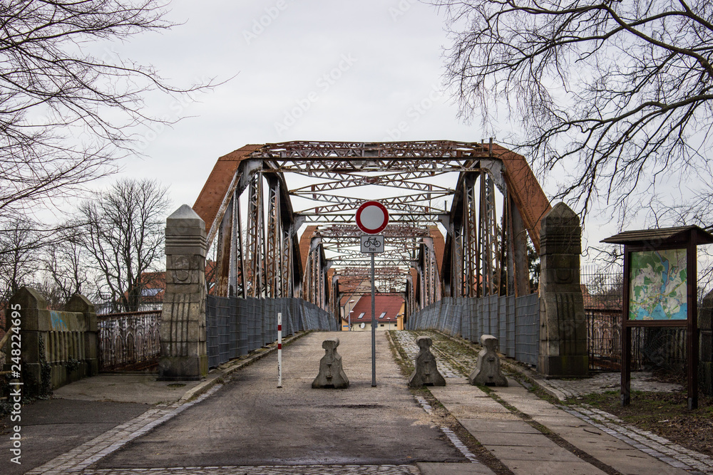 Alte Fachwerk Eisenbahnbrücke genietet gesperrt mit Rost