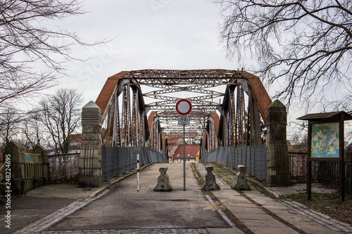 Alte Fachwerk Eisenbahnbrücke genietet gesperrt mit Rost