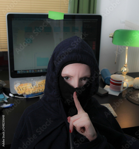 hacker bei der arbeit am pc photo