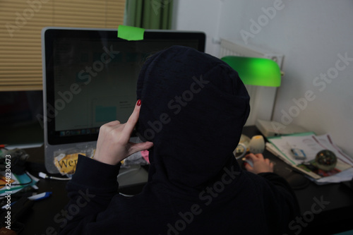 hacker bei der arbeit am pc photo