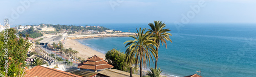 Vue panoramique sur Tarragona et la plage du Miracle, Espagne