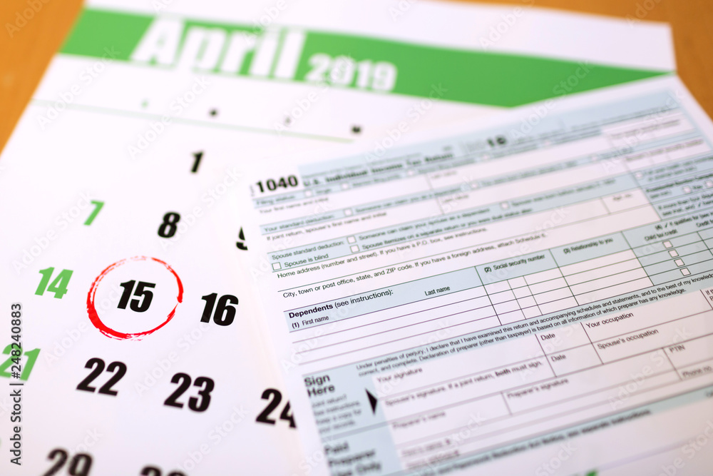 Obraz premium 2019 calendar with 1040 income tax form for 2018 showing tax day for filing on April 15
