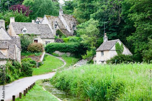 Photo traditional Cotswold cottages in England, UK