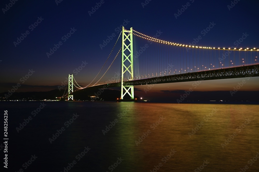 Obraz premium ライトアップされた明石海峡大橋と星空のコラボ