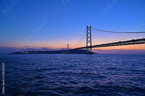 夕焼けバックの明石海峡大橋の情景