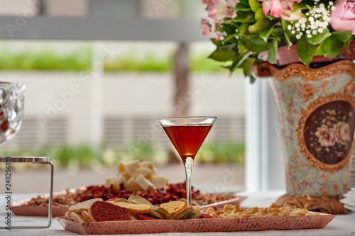 Fototapeta Naklejka Na Ścianę i Meble -  mesa com taça de vinho e vaso de flores