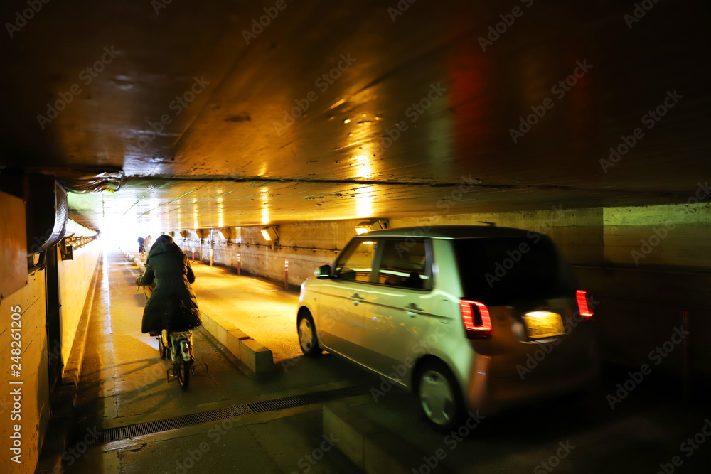 高輪橋架道橋を通る自転車と車