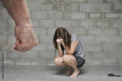 Fotografia Woman Sexual Victim Cries and the Attacker