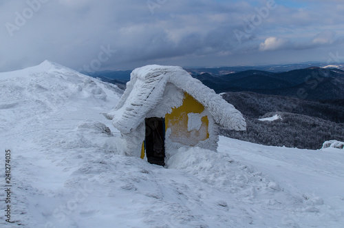 Fototapeta Naklejka Na Ścianę i Meble -  zimowa panorama  Bieszczady 