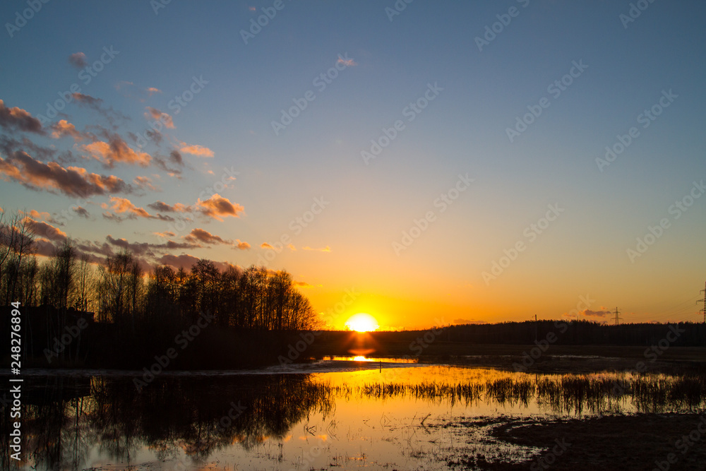 Obraz premium Sunset on the spring field