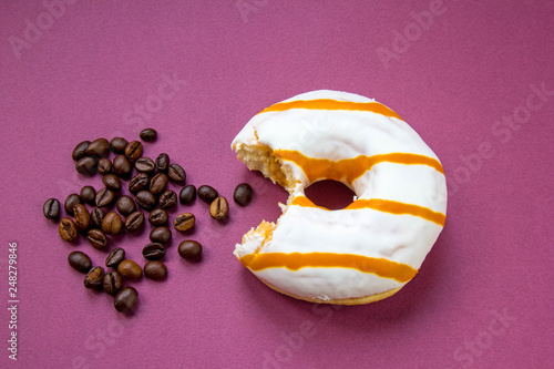 Foto Morning ritual: eating donut and drinking coffee