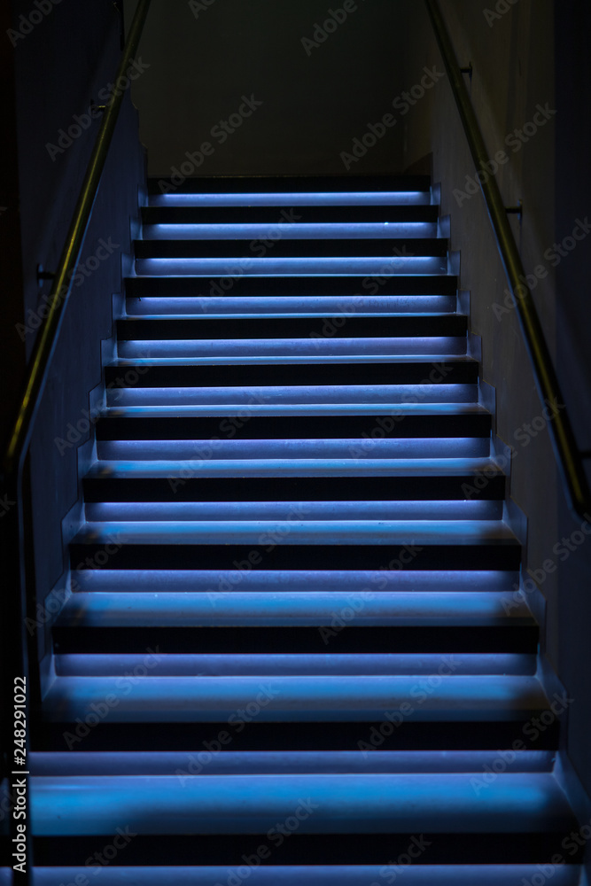 stiegen einer blau beleuchteten treppe führen hoch hinauf stiegen einer blau beleuchteten treppe führen hoch hinauf