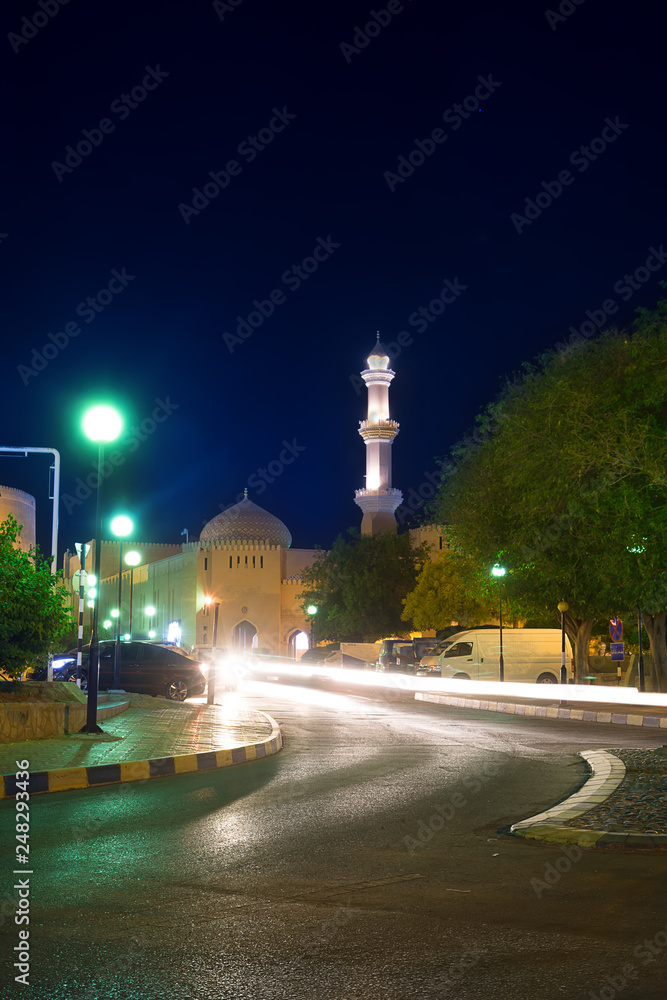 Fototapeta premium Night view at the old Nizwa Mosque illuminated at night (Oman)