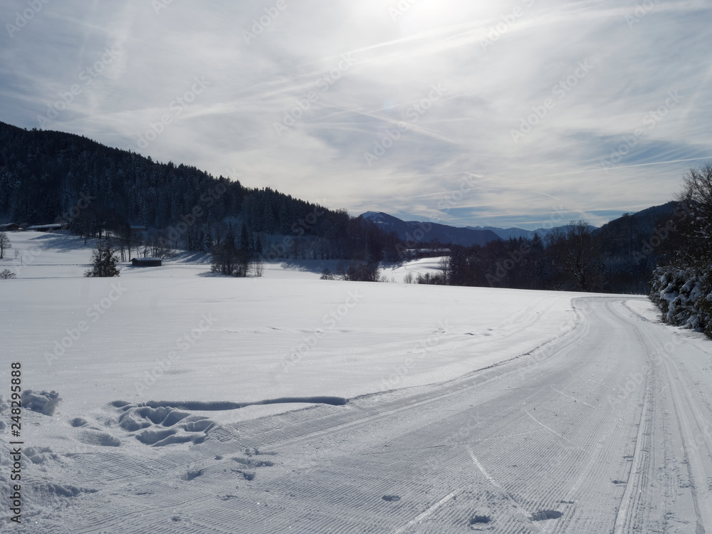 Bayerische Landschaften. Gmund am Nordufer des Tegernsees. Panorama wanderweg. Langlauf auf den schneebedeckten Hügeln am See