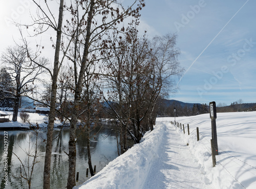 Bayerische Landschaften. Gmund am Nordufer des Tegernsees. Schneebedeckter Fußweg entlang des Mangfall Fluss in Richtung see © Marc