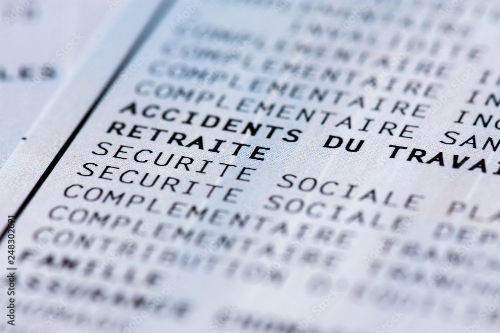Bulletin de paie français avec cotisations sociales (accidents du travail, retraite, Sécurité sociale). Gros plan Bulletin de paie français avec cotisations sociales (accidents du travail, retraite, Sécurité sociale). Gros plan