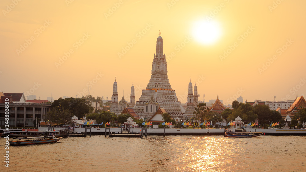 Fototapeta premium Wat Arun with river at sunset in Bangkok