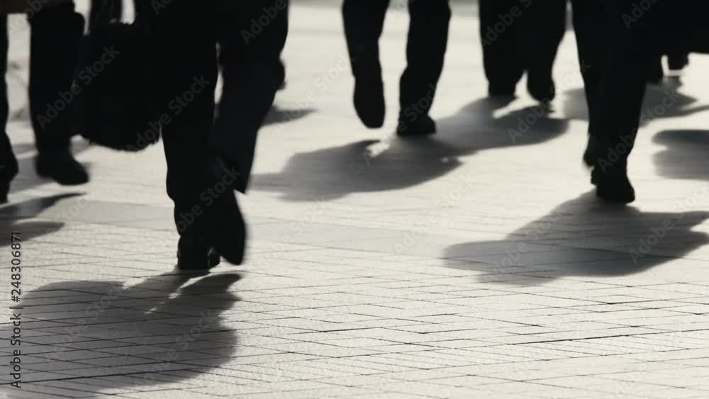 ビジネスマンの通勤風景の足元のシルエット