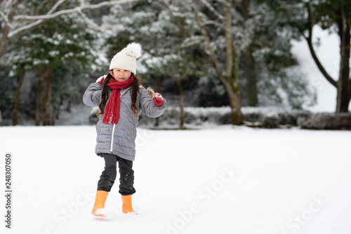 雪の積もった公園で遊ぶ女の子