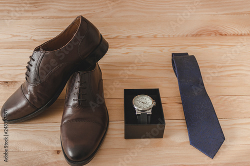 Shoes, tie and watch as accessories to dress elegantly