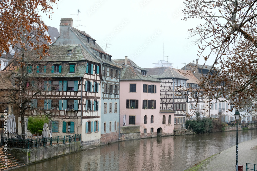 Obraz premium houses on the canal in Strasbourg