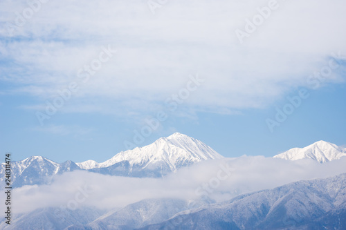 雪の常念岳と雲