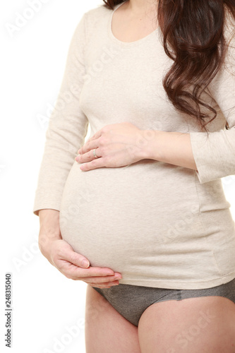 お腹を触る臨月の妊婦