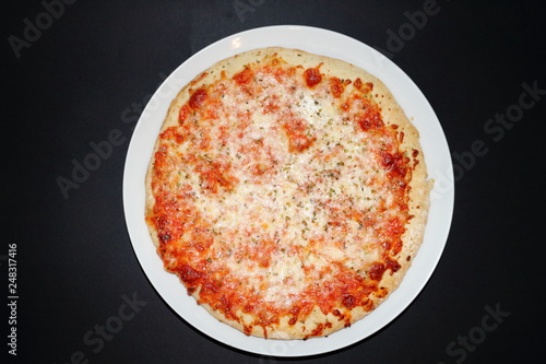 Pizza Margherita su sfondo nero