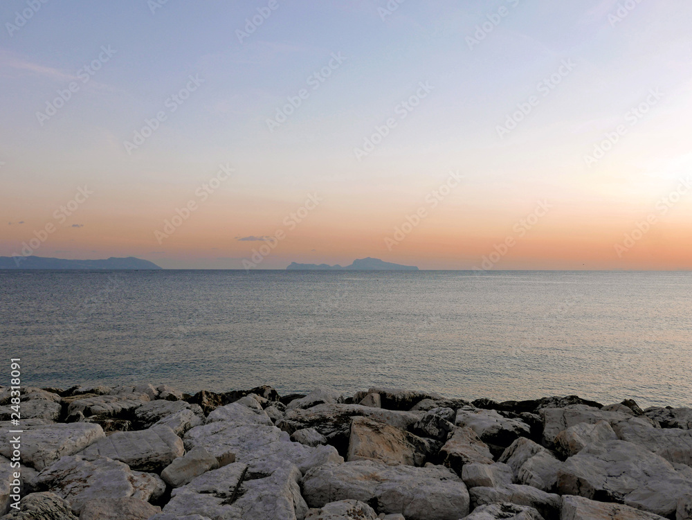 panorama a napoli del mare con la luce del tramonto