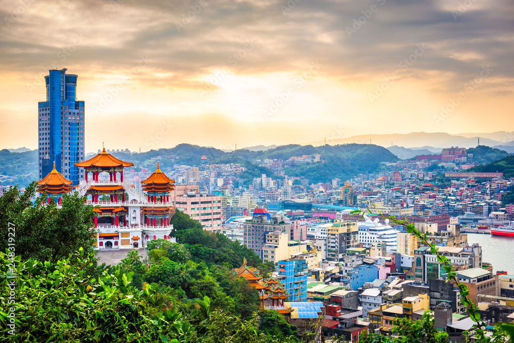 Naklejka premium Keelung, Taiwan cityscape and temples