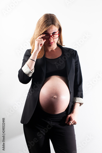 Embarazada con traje de chaqueta photo