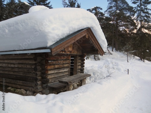 Berghütte im Winter © liha100