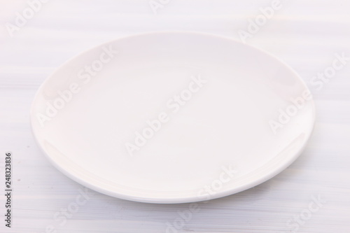白い木製テーブルに置かれた白い皿