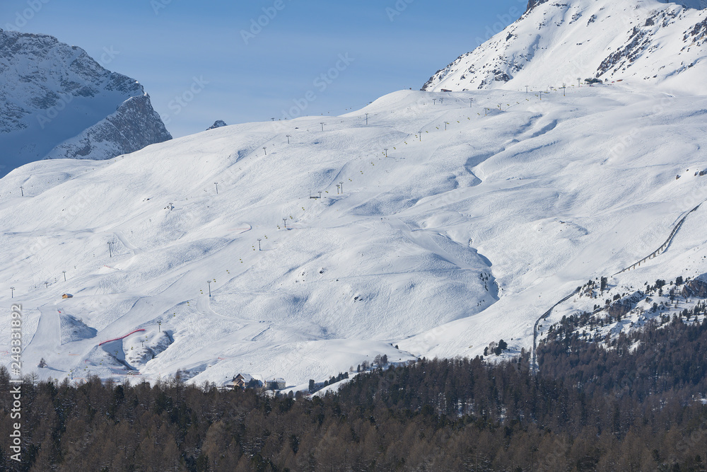 Skigebiet ob St. Moritz, aus Sicht Pontresina, Graubünden, Schweiz